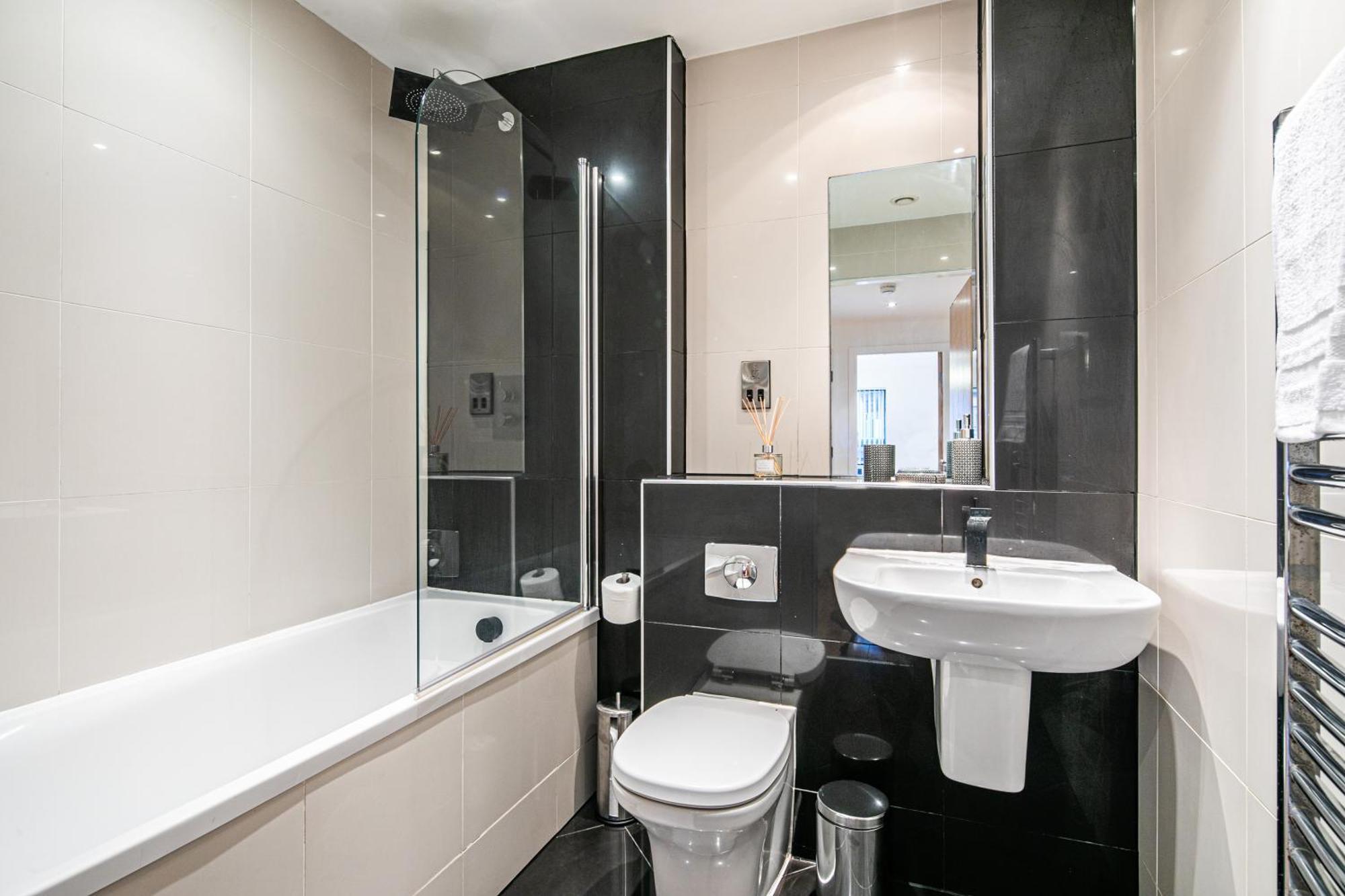 Stylish 2 Bed Apt 18 - City Centre, Free Parking, Espresso Machine & Netflix - Hosted By Stay Host Save Sheffield Dış mekan fotoğraf